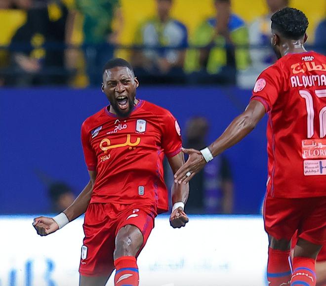 包含西亚卡姆在西班牙队比赛中突破纪录，突破纪录引发热议！的词条